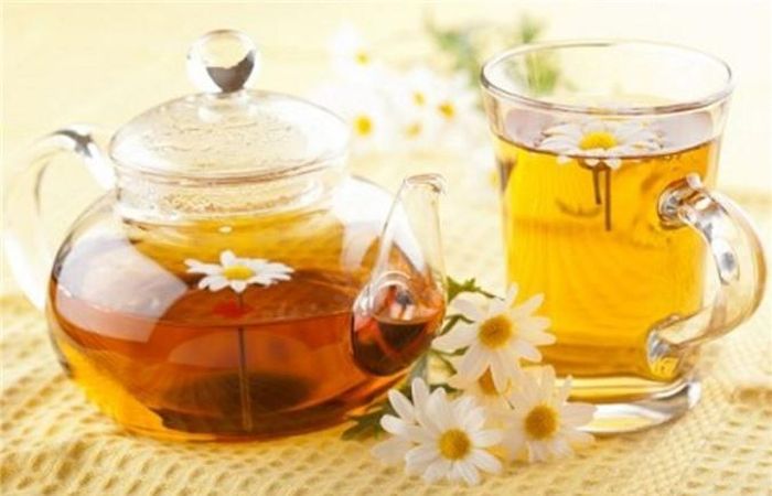 Trà hoa cúc: Theo các nhà nghiên cứu, uống trà hoa cúc giúp gia tăng nồng độ glycine, một chất có tác dụng thư giãn thần kinh và cơ bắp. Một ly trà hoa cúc có tác dụng như "một liều thuốc an thần" nhẹn khiến cơ thể thư thái và dễ đi vào giấc ngủ.