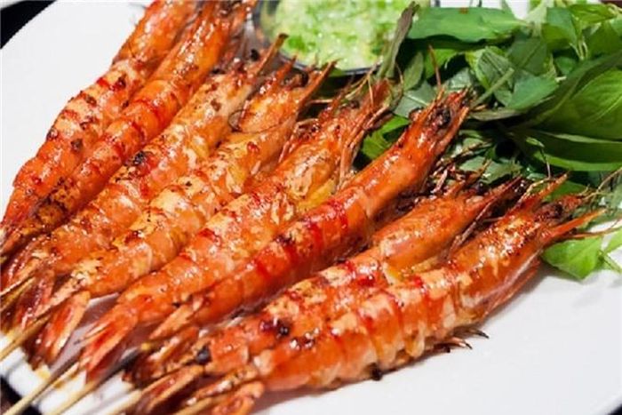 Tôm và tôm hùm: Đây là nguồn cung dồi dào tryptophan, hoạt chất thiết yếu cho giấc ngủ. Vì vậy, ăn tôm hay tôm hùm không chỉ ngon miệng, bổ dưỡng mà còn mang lại cho bạn một giấc ngủ "thần tiên".