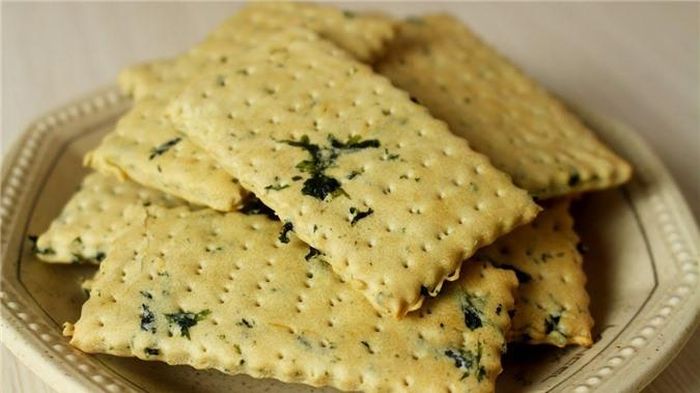 Bánh quy mặn: Các thực phẩm như bánh quy và ngô chiên có chỉ số đường huyết cao. Sau khi ăn xong, bạn sẽ có hàm lượng đường và insulin nhất định trong máu một cách tự nhiên, rút ngắn thời gian đưa bạn vào giấc ngủ.