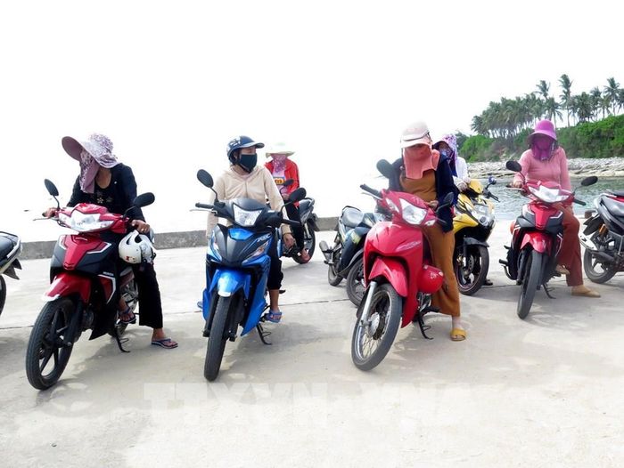Tổ xe ôm của chị em phụ nữ đảo Bé (Lý Sơn, Quảng Ngãi). Ảnh: Lê Ngọc Phước-TTXVN