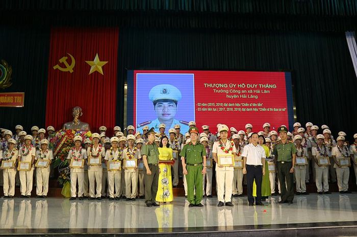 Thượng úy Hồ Duy Thắng nhận khen thưởng tại Đại hội thi đua Vì an ninh Tổ quốc Công an Quảng Trị giai đoạn 2015 - 2020 -Ảnh: D.T