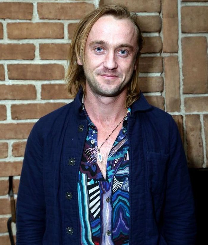 Trong dàn diễn viên nhí thành danh từ Harry Potter, Tom Felton thường xuyên bị người hâm mộ nói có màn dậy thì ít thành công nhất. 19 năm trước, ngoại hình và tính cách của nhân vật Draco Malfoy giúp "trai đểu" nhà Slytherin có không ít fan nữ. Hiện tại, ở tuổi 33, vẻ ngoài của nam diễn viên có nhiều thay đổi. Về diễn xuất, anh cũng miệt mài đóng phim, đáng chú ý nhất là series The Flash. Trong năm 2021, Felton góp mặt trong 3 dự án điện ảnh là A Babysitter's Guide to Monster Hunting, The Forgotten Battle và Burial. Ảnh: Getty, Instagram.
