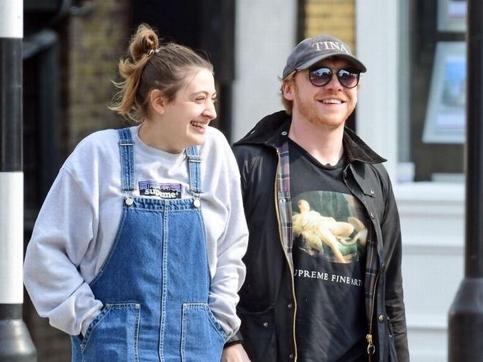  Trong bộ ba nhân vật chính của Harry Potter, Rupert Grint (phù thủy Ron Weasley) là người lập gia đình sớm nhất. Ở tuổi 32, sao nhí ngày nào đã là ông bố một con, có cuộc sống hạnh phúc cạnh bạn gái Georgia Groome. Tuy nhiên, anh không thoát khỏi số phận "chết vai" giống Daniel Radcliffe. Sau Harry Potter, lượng phim Grint tham gia không nhiều. Kể từ Moonwalkers (2015), anh không "bỏ túi" thêm tác phẩm điện ảnh nào. Diễn viên người Anh được nhớ đến qua một số series truyền hình như The ABC Murders, Servant... Ảnh: Mega. 
