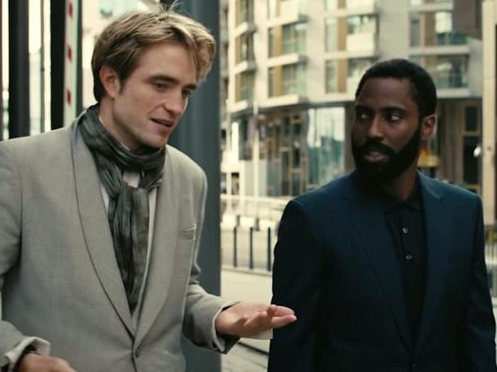  Tên tuổi của Robert Pattinson trở nên nổi tiếng toàn cầu sau khi anh tham gia Twilight. Thành công từ vai diễn ma cà rồng giúp nam diễn viên thành sao hạng A ở Hollywood. Trong năm nay, anh tiếp tục ghi dấu ấn với bom tấn Tenet và hiện trong quá trình ghi hình The Batman. Ngày 4/9, Vanity Fair đưa tin ngôi sao sinh năm 1986 nhiễm virus nCoV. Hai tuần sau, anh đã khỏi bệnh và dạo công viên cùng bạn gái. Đoàn làm phim The Batman cũng hoạt động trở lại, đẩy nhanh tiến độ ghi hình để phim kịp ra rạp vào tháng 10/2021. Ảnh: Getty. 