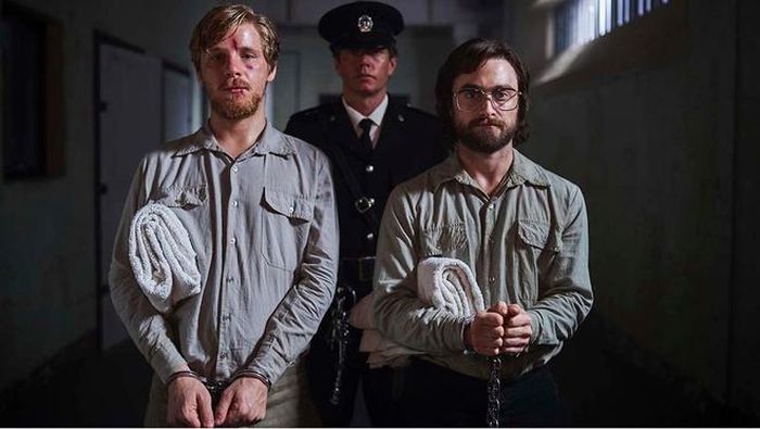  Tháng 5 năm nay, Radcliffe tham gia phim Escape from Pretoria, tác phẩm nói về hành trình vượt ngục của tù nhân chính trị Nam Phi. Song, màn trở lại của sao nam sinh năm 1989 lại bị đánh giá là "nỗ lực bất thành của cậu bé phù thủy". Vai khách mời của anh trong series truyền hình Unbreakable Kimmy Schmidt cũng không tạo được dấu ấn. Ảnh: Variety. 