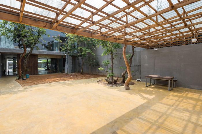 Yêu cầu của gia chủ là có một không gian nhà ở thông thoáng, có một khoảng sân cỏ rộng rãi để cuối tuần tụ tập bạn bè và làm nơi vui chơi cho các con.
