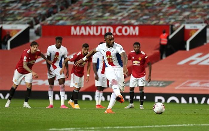 Người cũ Zaha lập cú đúp khiến Man Utd phải ôm hận ngay trên thánh địa Old Trafford.