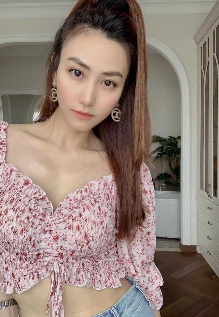 Ngân Khánh diện áo crop-top để lộ thân hình thon gọn. Nữ diễn viên hiện đang du học tại Singapore nên chưa có ý định trở lại nghệ thuật.