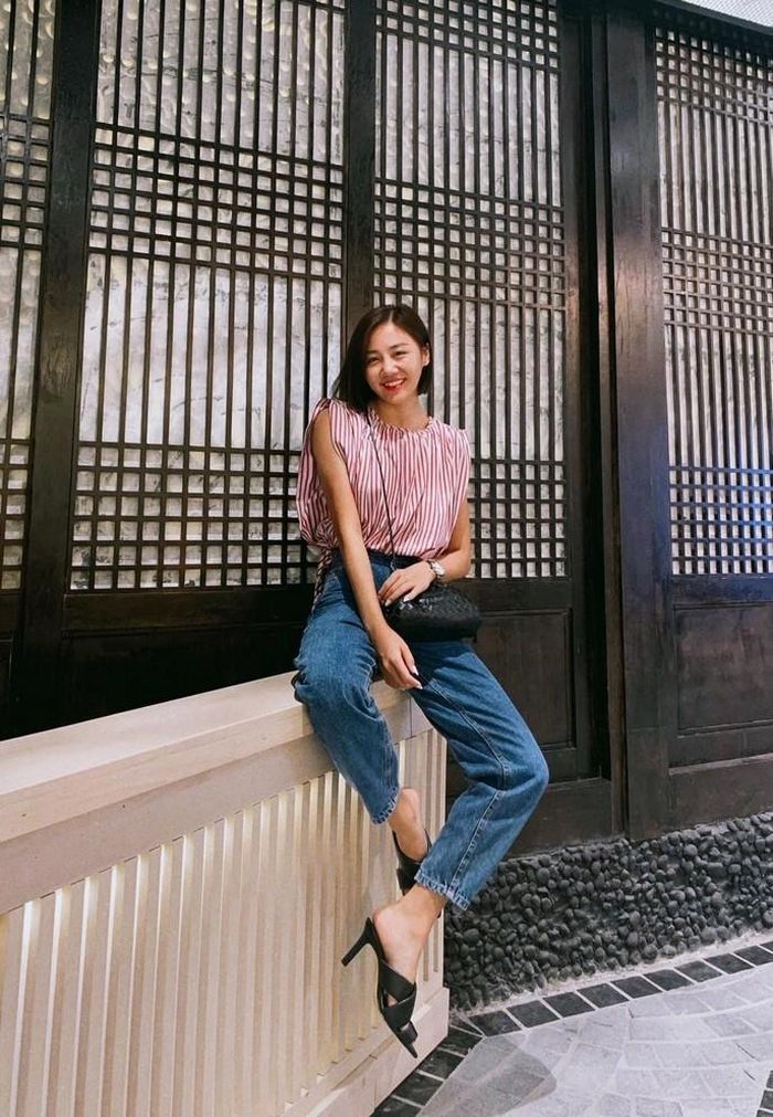 Văn Mai Hương diện đồ đơn giản dạo chơi dịp cuối tuần. Nữ ca sĩ hào hứng vì sắp đón Tết Trung thu bên gia đình.
