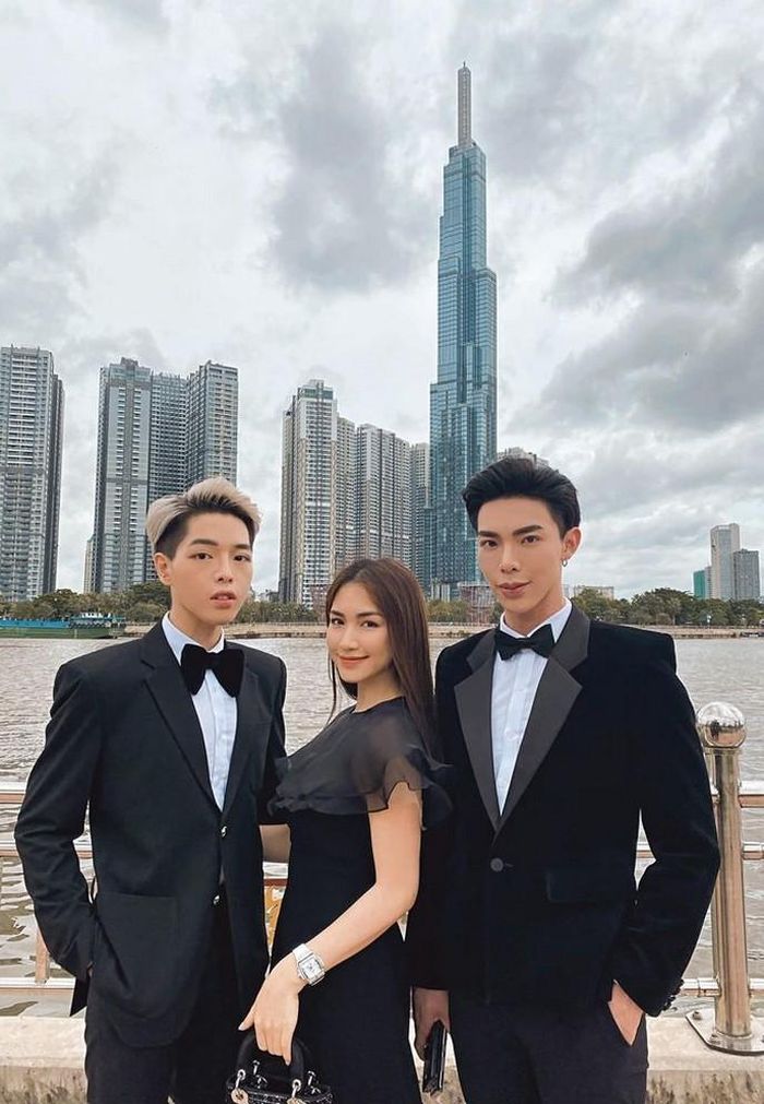 Nhóm Hoa dâm bụt gồm Đức Phúc, Hòa Minzy và Erik cùng hội ngộ trong buổi tiệc lãng mạn do Hoa hậu Hương Giang và bạn trai làm "chủ xị".