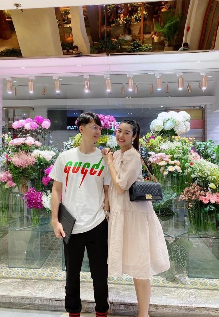 Thúy Vân tươi tắn bên chồng Nhật Vũ ở những tháng cuối thai kỳ. Á hậu tiết lộ không bị nghén và ăn uống tốt nên tăng cân khá nhiều.