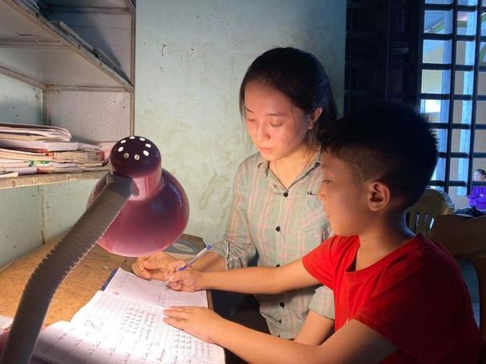 Từ ngày mẹ em phải đi viện, bố ra chăm sóc mẹ nên từ việc ăn, ngủ, học hành của 2 em đều mình Trang lo lắng. Ảnh: Minh Thái