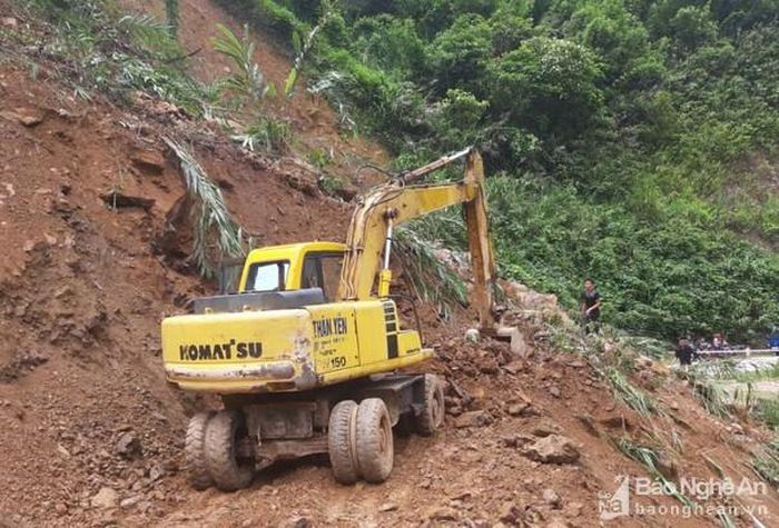 Khẩn trương san gạt đất đá sạt lở QL 16 đoạn xã Nhôn Mai, Tương Dương. Ảnh: CTV