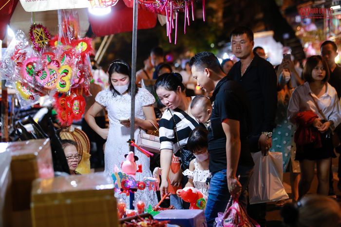 Đây cũng là thời điểm các gia đình cùng nhau đi dạo, đón không khí Trung thu sớm.