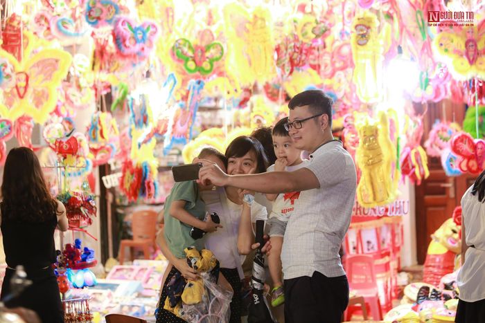 Cả gia đình cùng chụp chung 1 bức ảnh đón không khí Trung thu trên phố Hàng Mã.