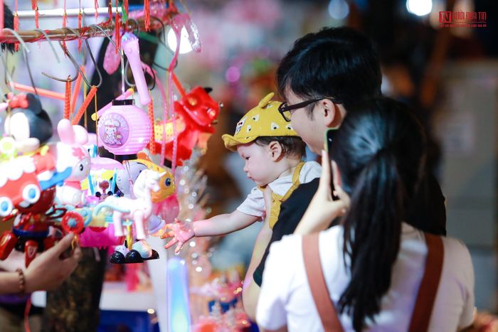 Các em nhỏ luôn thích thú với những món đồ lạ mắt đầy màu sắc.