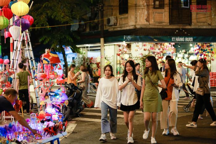 Theo ghi nhận của phóng viên, từ 19h các bạn trẻ bắt đầu đổ về phố Hàng Mã đi dạo và vui chơi.