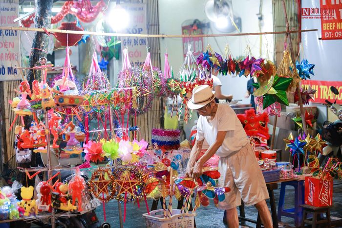 Những năm gần đây, đồ chơi Trung thu truyền thống đã dần lấy lại vị trí trong đời sống của người Việt. Giá cả phải chăng, màu sắc bắt mắt, đồ chơi truyền thống ngày càng được ưa chuộng.