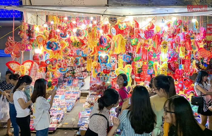 Do ảnh hưởng của dịch Covid-19, không khí vui chơi, mua sắm Trung thu của người dân không được sôi nổi như thời điểm này những năm trước.