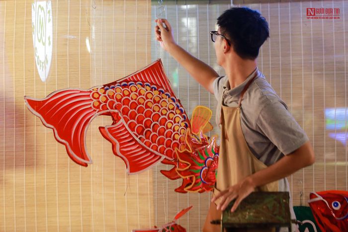 Các cửa hàng cũng bắt đầu trang trí để chào đón Tết Trung thu.