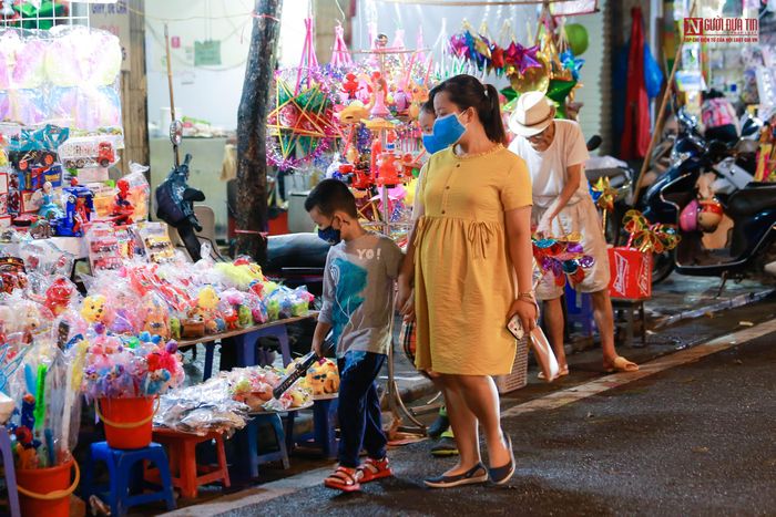 Nhiều người lựa chọn đi chơi Trung thu sớm để không phải chen lấn trong cảnh đông đúc, việc đi lại, mua sắm thoải mái, dễ dàng hơn.