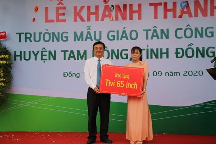 Bí thư Tỉnh ủy Lê Minh Hoan trao tặng tivi cho trường mẫu giáo Tân Công Sinh 