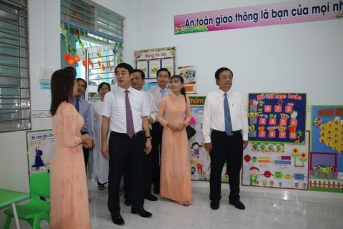 Đại biểu tham quan các phòng học tại trường mẫu giáo Tân Công Sính