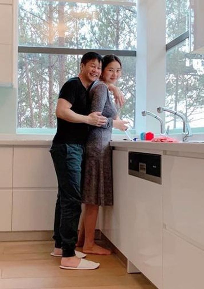 Vợ chồng Phan Như Thảo tình tứ khi chia sẻ việc nhà.