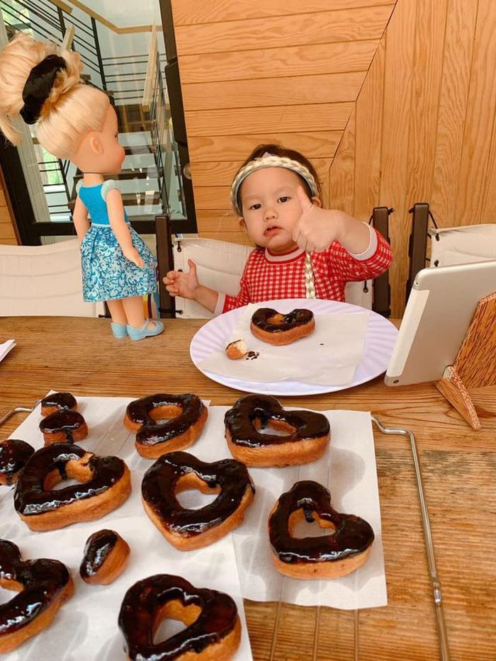- Anh ấy chấm mấy điểm cho món bánh của chị?