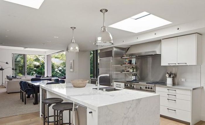  Nhà bếp sang trọng với bàn đảo bằng đá cẩm thạch cùng các trang thiết bị nấu nướng cao cấp. 