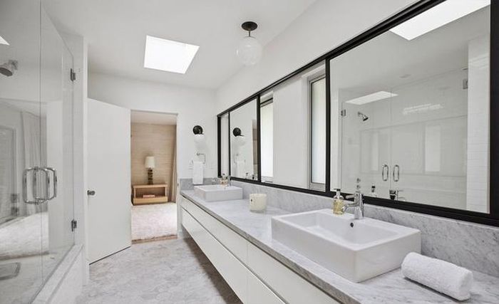  Phòng tắm sang trọng được lát đá cẩm thạch trắng và được trang bị đầy đủ tiện nghi cao cấp. 