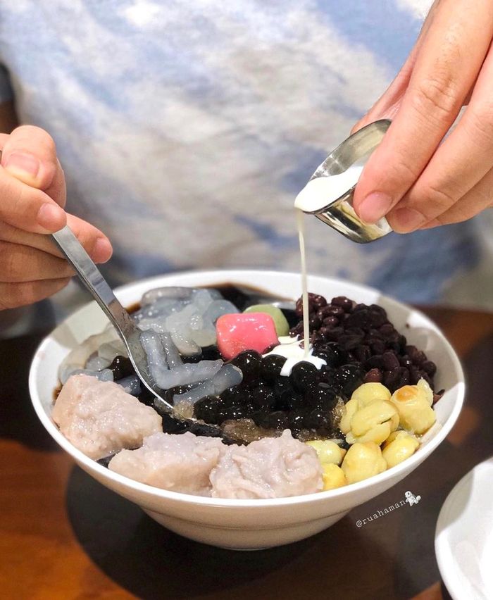 Chè kem xoài, đậu hủ hoa lài, trần bì đậu đỏ hạt sen... được nhiều người chọn lựa nhờ sự lạ miệng. Dừa hấp tuyết yến nhựa đào với vị ngọt thanh cũng là gợi ý hấp dẫn. Ngoài ra, tiệm còn có trứng hấp Hong Kong béo thơm. Một số người từng trải nghiệm cho biết món này có vị tanh nhẹ nên có thể kén người ăn. Thực khách nhận xét mức giá các món đa phần khá cao, song tương xứng với chất lượng. Ảnh: Ruahaman.