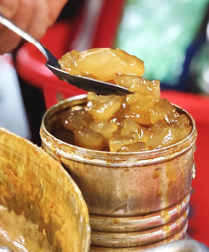 Món ăn hút khách nhờ vị thanh mát, ngọt dịu. Cốt dừa quyện nước đường mật làm tăng sức hấp dẫn. Vài lát gừng tươi được kết hợp giúp bạn thêm ấm bụng. Ảnh: Samlacareview.