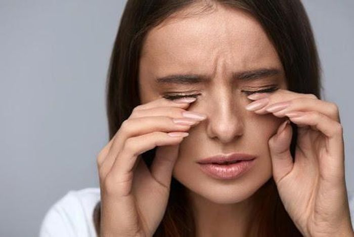 Dưới mắt:Mắt thâm quầng, sưng húp và nổi mụn là dấu hiệu cảnh báo thận của bạn có vấn đề. Nguyên nhân là mất nước, căng thẳng. Để giải quyết tình trạng này, bạn nên uống nhiều nước, tránh caffeine, muối. Ngoài ra, bạn cũng có thể thử trà xanh, bổ sung chất chống oxy hóa, giảm quầng thâm.