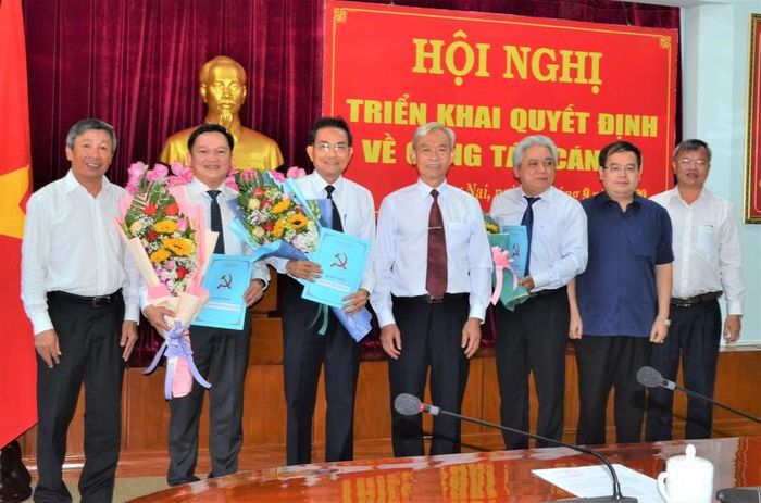 Ban thường vụ Tỉnh ủy tặng hoa chúc mừng các cá nhân nhận nhiệm vụ mới