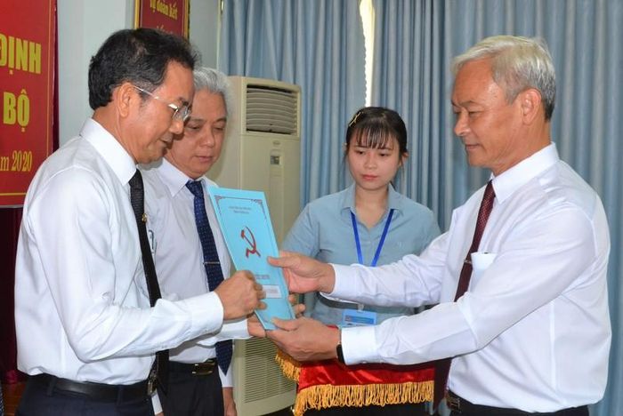 Ông Nguyễn Phú Cường - Bí thư Tỉnh ủy trao quyết định cho ông Võ Văn Chánh