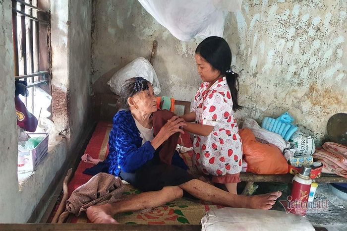 Cô bé hiếu thảo làn người vừa lo cho mẹ, vừa chăm sóc bà cố bị bại liệt