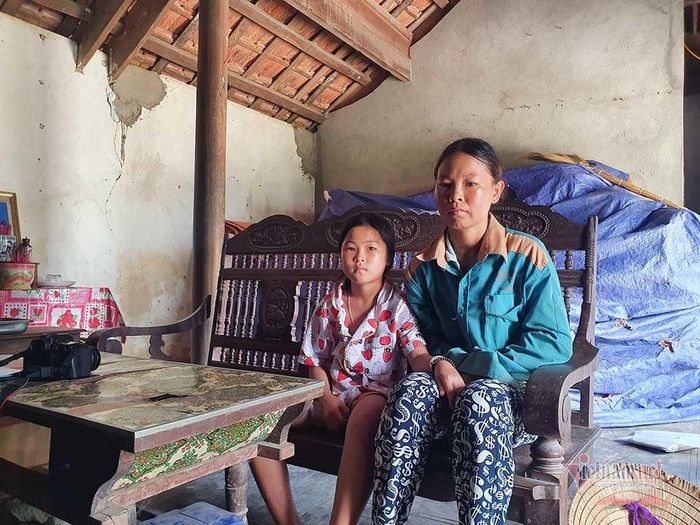Chị Nga bị bệnh tâm thần nên mọi việc trong nhà đều nhờ người con gái mới 10 tuổi lo lắng