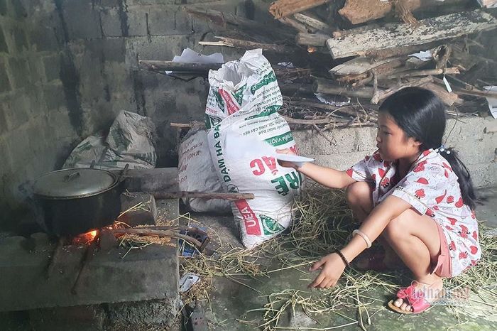 Ngoài học ở trường, em còn làm giúp việc nhà, nấu cơm cho mẹ và bà cố