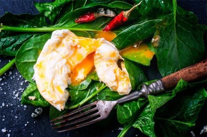 Trứng và rau xanh: Đây là hai loại thực phẩm giàu magie – một chất hiệu quả để giảm đi cảm giác lo lắng; chống trầm cảm và khiến não bộ tươi mới hơn.
