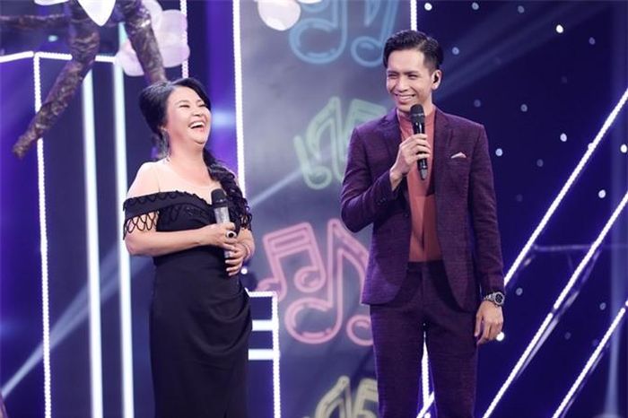 Thành công trong nghề diễn viên nhưng sâu thẳm trong lòng, nghệ sĩ Ngân Quỳnh vẫn nhớ và đam mê nghề hát. Phía sau cánh gà, chị bật cười liên tục vì ban bình luận đoán ra chị quá nhanh.