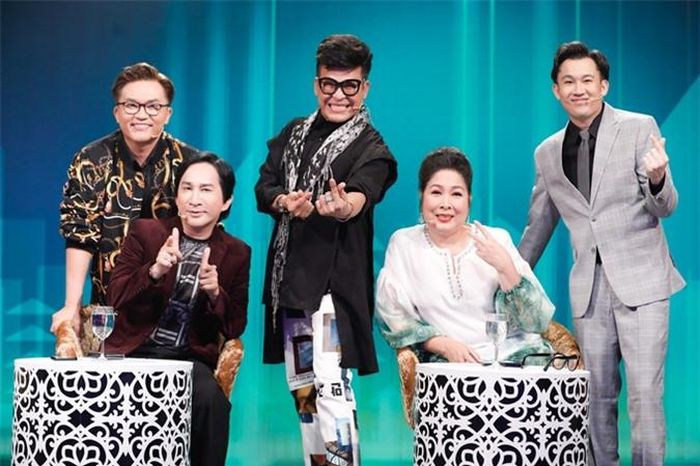 Ban bình luận của tập 5 'Ca sĩ ẩn danh' (từ trái qua): nghệ sĩ Đại Nghĩa, NSƯT Kim Tử Long, MC Thanh Bạch, NSND Hồng Vân, ca sĩ Dương Triệu Vũ.