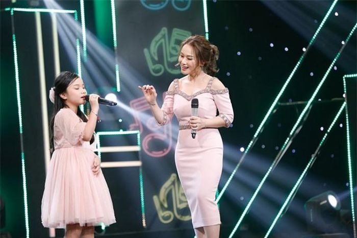 Thu Phượng dẫn dắt con gái trên sân khấu. Sau khi ly hôn với MC - diễn viên Thành Trung cách đây tám năm, nữ ca sĩ trở thành mẹ đơn thân. Hiện tại, cô tìm thấy hạnh phúc mới bên bạn trai người Hà Lan.