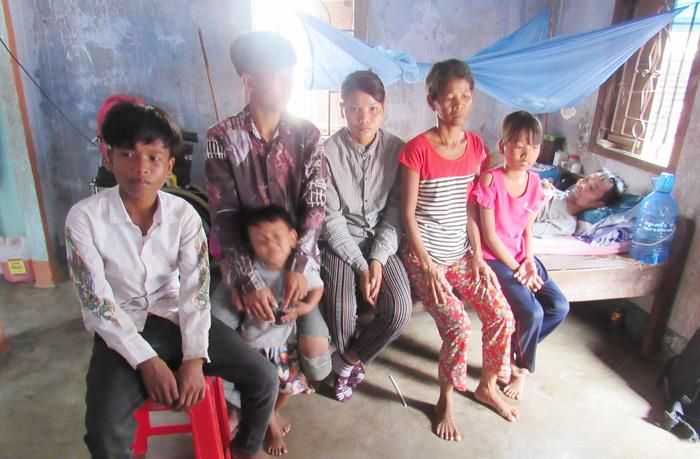 Chamalea Thị Xuyến cùng mẹ, các em và đứa con còn nhỏ dại