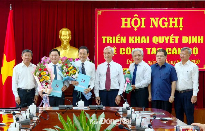 Các đồng chí trong Ban TVTU chúc mừng cùng các đồng chí nhận nhiệm vụ mới