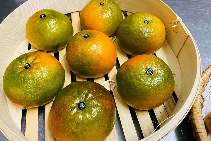 Màu sắc của bánh đến từ các nguyên liệu sạch, ví dụ như màu cam của quả quýt lấy từ nước ép cà rốt, màu xanh của táo lấy từ nước ép rau chân vịt...