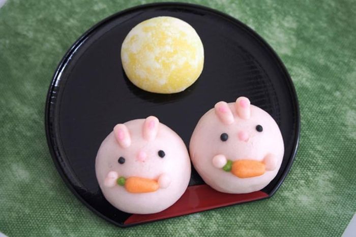 Vỏ món bánh này thường được làm từ bột củ từ nặn thành hình tròn, bên trong là nhân đậu đỏ, matcha, chocolate...