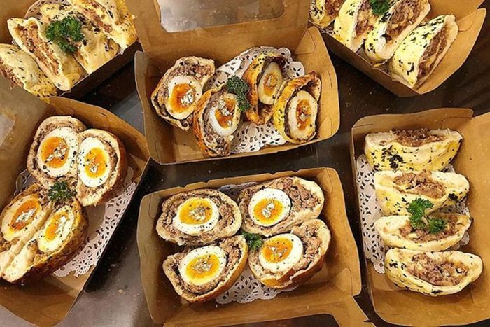 Cuối cùng là vỏ bánh mỏng bao trọn lấy phần nhân đầy đặn khiến món bánh bao trứng lòng đào dát vàng trông rất hấp dẫn