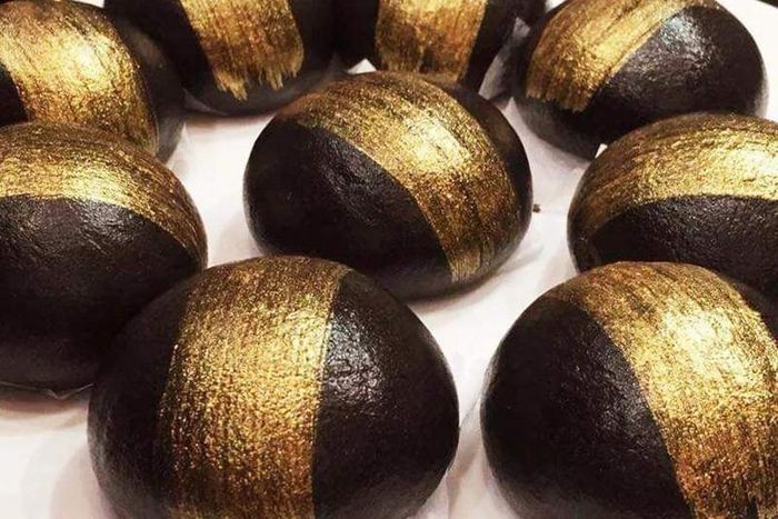 Hiện nay, bánh bao kim sa còn có phiên bản màu đen với vỏ bánh làm từ tinh than tre