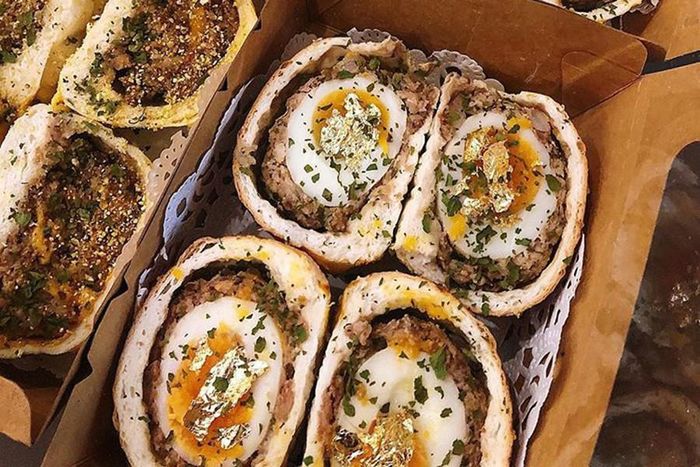 Điểm nhấn của món bánh bao này chính là phần nhân trứng lòng đào được dát một miếng vàng mỏng lấp lánh
